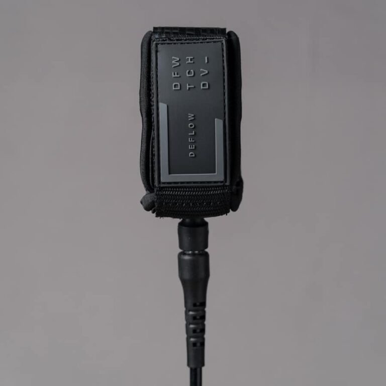 Deflow 9ft 7mm black knee leash with durable cuff and logo detail.